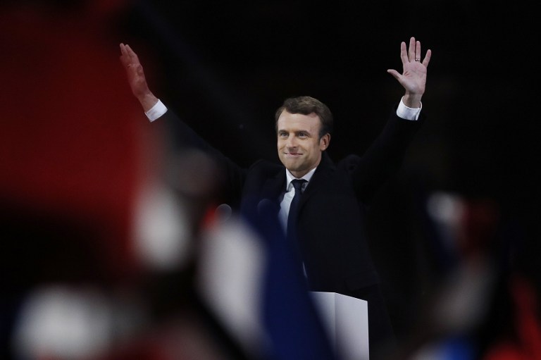 Emmanuel Macron, élu à la présidence de la République française, devant la pyramide du Louvre, le 7 mai 2017. (Crédit : Patrick Kovarik/AFP)