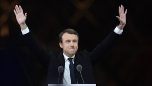 Emmanuel Macron, élu à la présidence de la République française, devant la pyramide du Louvre, le 7 mai 2017. (Crédit : Eric Feferberg/AFP)