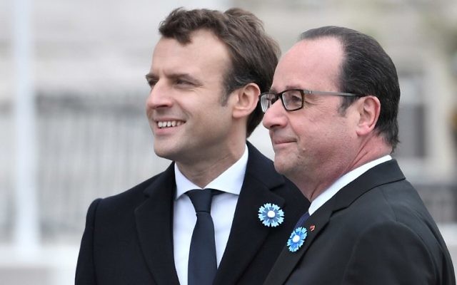 Le président français sortant Francois Hollande, à droite, et son successeur Emmanuel Macron pendant les cérémonies du 8 mai, à Paris, le 8 mai 2017. (Crédit : Stéphane de Sakutin/Pool/AFP)
