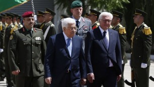 Le président de l'Autorité palestinienne Mahmoud Abbas et le président allemand Frank-Walter Steinmeier à Ramallah, le 9 mai 2017. (Crédit : Abbas Momani/AFP)