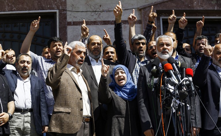 Ismail Haniyeh, chef du groupe terroriste Hamas, annonçant l'arrestation du prétendu tueur de Mazen Faqha, qui a été abattu le 24 mars 2017, près de sa maison dans la ville de Gaza. La femme de Faqha est aux côtés de Haniyeh. À sa gauche, il y a Yahya Sinwar, leader du Hamas à Gaza (Crédit : AFP / Mohammed Abed)
