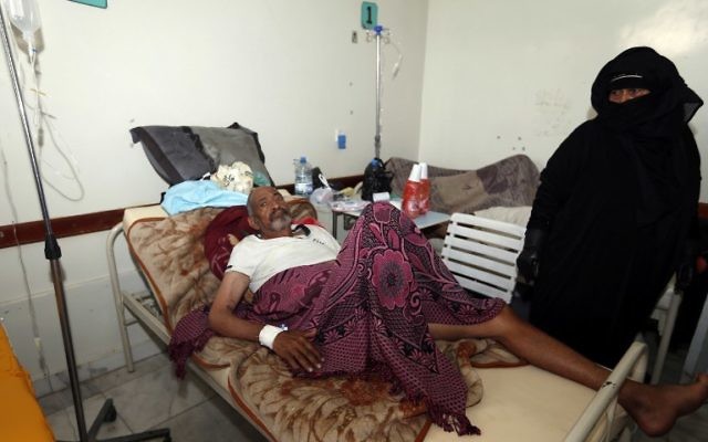 Un Yéménite qui aurait le choléra à l'hôpital de Sanaa, le 12 mai 2017. (Crédit : Mohammed Huwais/AFP)