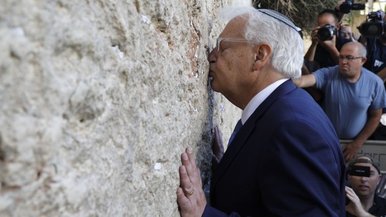 David Friedman, nouvel ambassadeur des Etats-Unis en Israël, embrasse le mur Occidental, dans la Vieille Ville de Jérusalem, le 15 mai 2017. (Crédit : Menahem Kahana/AFP)