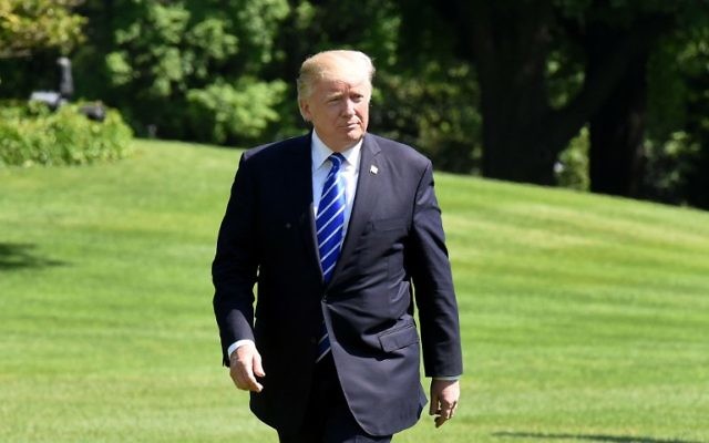 Le président américain  Donald Trump sur la pelouse de la Maison Blanche, à Washington, D.C., le 17 mai 2017. (Crédit : Olivier Douliery/AFP)