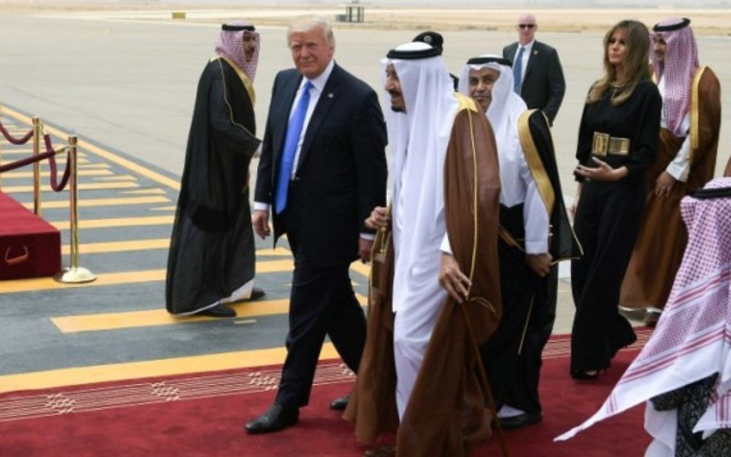 Le président américain Donald Trump, au centre à gauche, est accueilli par le roi saoudien Salman ben Abdel Aziz al-Saoud, au centre, suivis de Melania Trump,  à leur arrivée à l'aéroport international King Khalid de Ryad, le 20 mai 2017. (Crédit : Mandel Ngan/AFP)