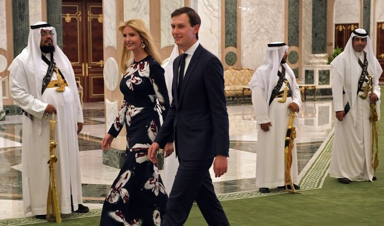 Ivanka Trump et Jared Kushner à la Cour royale saoudienne de Ryad, le 20 mai 2017. (Crédit : Mandel Ngan/AFP)