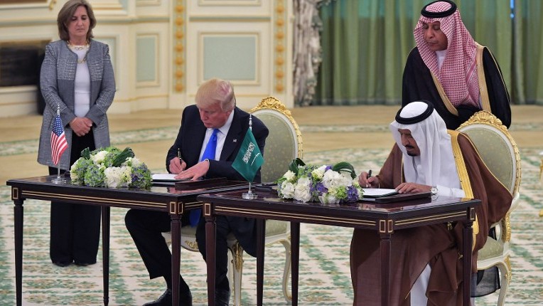 Le président américain Donald Trump, à gauche, et le roi d'Arabie saoudite Salmane ben Abdel Aziz al-Saoud, à Ryad, le 20 mai 2017. (Crédit : Mandel Ngan/AFP)