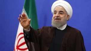 Le président nouvellement réélu Hassan Rouhani durant un discours télévisé dans la capitale de Téhéran le 20 mai 2017 (Crédit : Atta Kenare/AFP)
