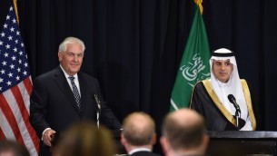 le ministre saoudien des Affaires étrangères, Adel al-Jubeir, à droite, et le secrétaire d'Etat américain State Rex Tillerson pendant une conférence de presse, à Riyad, le 20 mai 2017. (Crédit : Fayez Nureldine/AFP)