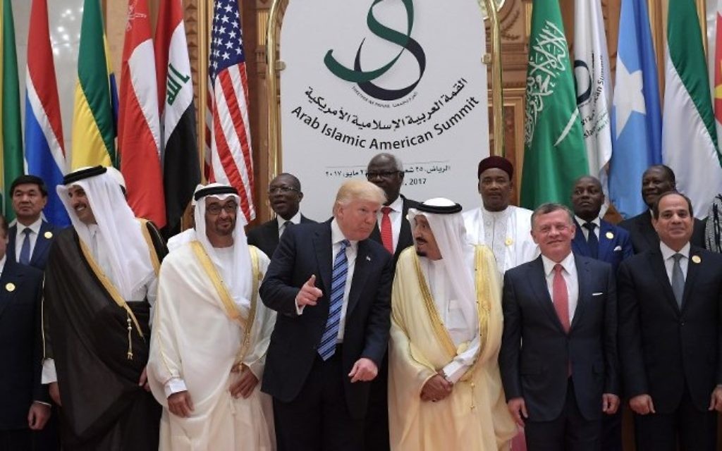 Le président américain Donald Trump, le roi Salman bin Abdulaziz al-Saud d'Arabie saoudite, le roi de Jordanie Abdallah II, le président égyptien Abdel Fattah al-Sissi et d'autres responsables prennent la pose pour une photo durant le sommet entre les Etats-Unis et le monde musulman au centre de conférences du roi Abdulaziz à Riyadh, le 21 mai 2017. (Crédit : Mandel NGAN/AFP)