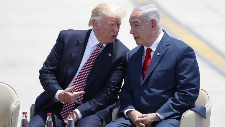 Le Premier ministre Benjamin Netanyahu et le président américain Donald Trump, pendant la cérémonie d'accueil sur le tarmac de l'aéroport international Ben Gurion, le 22 mai 2017. (Crédit : Jack Guez/AFP)