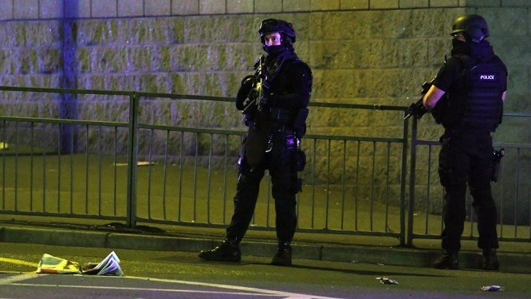 Policiers déployés sur la scène d'une attaque terroriste devant l'Arena de Manchester, où jouait Ariana Grande, le 23 mai 2017. (Crédit : Paul Ellis/AFP)