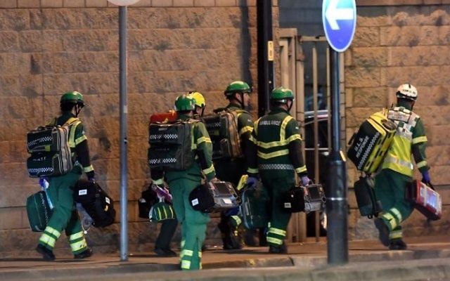 Secouristes sur la scène d'une attaque terroriste devant l'Arena de Manchester, où jouait Ariana Grande, le 23 mai 2017. (Crédit : Paul Ellis/AFP)