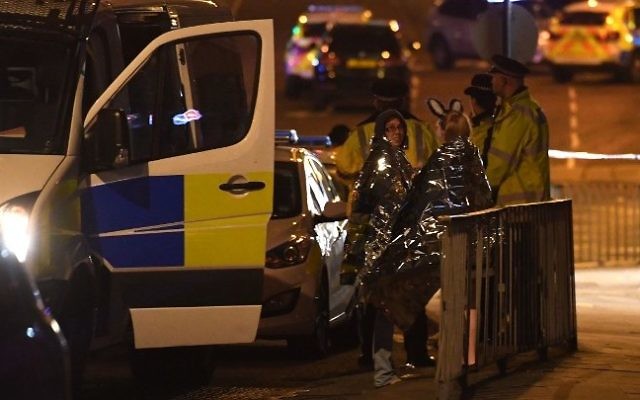Scène d'une attaque terroriste devant l'Arena de Manchester, où jouait Ariana Grande, le 23 mai 2017. (Crédit : Paul Ellis/AFP)