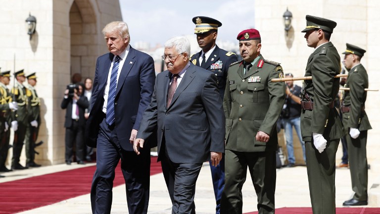 Le président américain Donald Trump, à gauche, et le président de l'Autorité palestinienne Mahmoud Abbas, 2e à gauche, au palais présidentielle de Bethléem, en Cisjordanie, le 23 mai 2017. (Crédit: Thomas Coex/AFP)