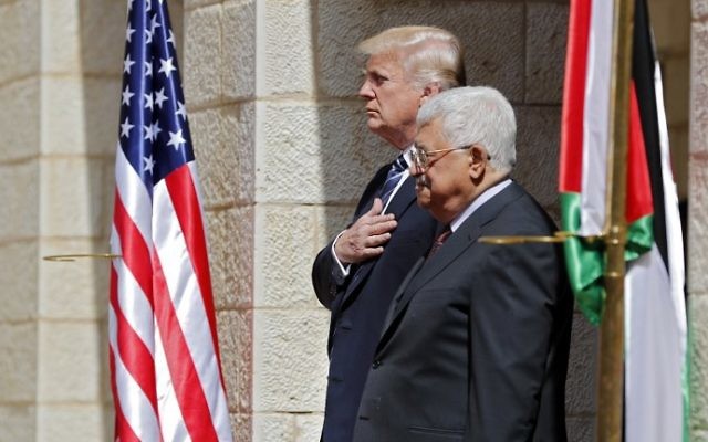 Le président de l'Autorité palestinienne Mahmoud Abbas, à droite, et le président américain  Donald Trump écoutent les hymnes nationaux lors de la cérémonie de bienvenue organisée au Palais présidentiel de Bethléem, le 23 mai 2017 (Crédit :  THOMAS COEX / AFP)