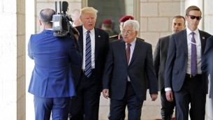 Le président américain Donald Trump, à gauche, et le président de l'Autorité palestinienne Mahmoud Abbas, au centre, au palais présidentiel de Bethléem, en Cisjordanie, le 23 mai 2017. (Crédit: Thomas Coex/AFP)