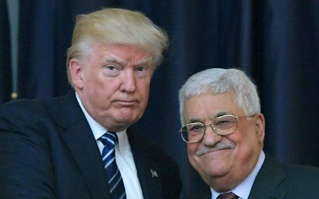 Le président américain Donald Trump, (à gauche), et le président de l'Autorité palestinienne Mahmoud Abbas, au palais présidentiel de Bethléem, en Cisjordanie, le 23 mai 2017. (Crédit : Mandel Ngan/AFP)