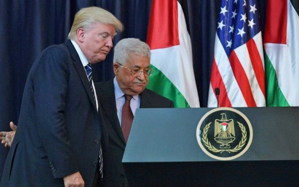 Le président américain Donald Trump, (à gauche), et le président de l'Autorité palestinienne Mahmoud Abbas pendant une conférence de presse conjointe au palais présidentiel de Bethléem, en Cisjordanie, le 23 mai 2017. (Crédit : Mandel Ngan/AFP)
