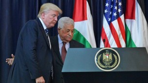 Le président américain Donald Trump, à gauche, et le président de l'Autorité palestinienne Mahmoud Abbas pendant une conférence de presse conjointe au palais présidentiel de Bethléem, en Cisjordanie, le 23 mai 2017. (Crédit : Mandel Ngan/AFP)