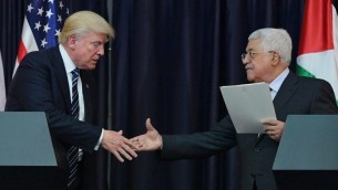 Le président américain Donald Trump, à gauche, et le président de l'Autorité palestinienne Mahmoud Abbas pendant une conférence de presse conjointe au palais présidentiel de Bethléem, en Cisjordanie, le 23 mai 2017. (Crédit : Mandel Ngan/AFP)