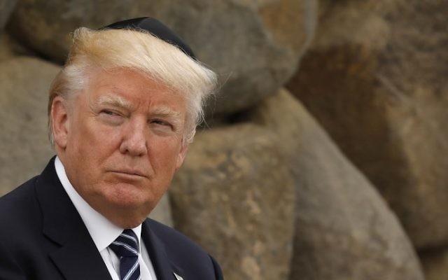 Le président américain Donald Trump au musée du mémorial de l'Holocauste de Yad Vashem, à Jérusalem, le 23 mai 2017. (Crédit : Gali Tibbon/AFP)