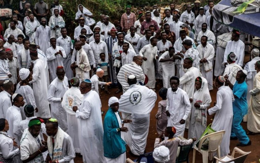 Partisans du Peuple indigène du Biafra et membres de la synagogue Yahveh Yashua célèbrent Shabbat devant la maison de leur leader, Nnamdi Kanu, à Umuahia, le 27 mai 2017. (Crédit : Marco Longari/AFP)