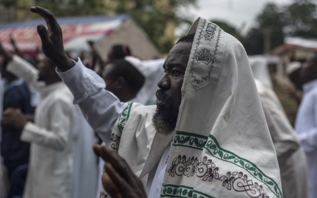 Partisans du Peuple indigène du Biafra et membres de la synagogue Yahveh Yashua célèbrent Shabbat devant la maison de leur leader, Nnamdi Kanu, à Umuahia, le 27 mai 2017. (Crédit : Stefan Heunis/AFP)