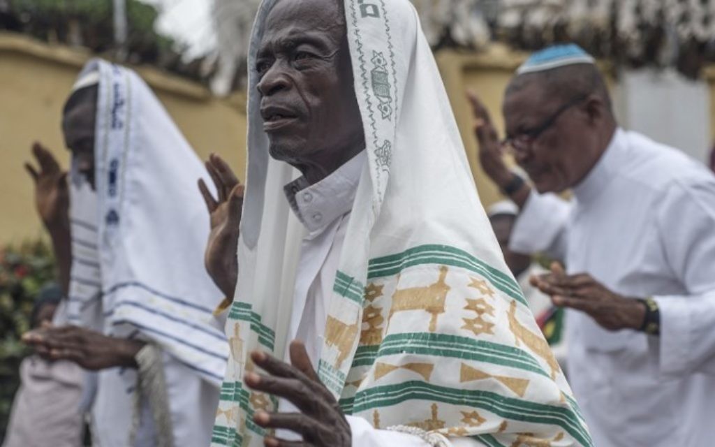 Partisans du Peuple indigène du Biafra et membres de la synagogue Yahveh Yashua célèbrent Shabbat devant la maison de leur leader, Nnamdi Kanu, à Umuahia, le 27 mai 2017. (Crédit : Stefan Heunis/AFP)