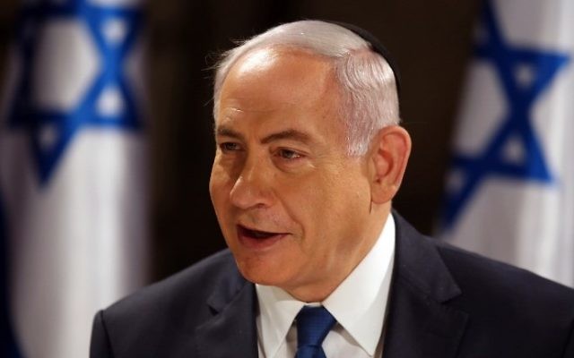 Le Premier ministre Benjamin Netanyahu lors d'une réunion du cabinet organisée dans les tunnels du mur Occidental, dans la Vieille Ville de Jérusalem, en l'honneur du 50e anniversaire de Yom Yeroushalayim, le 28 mai 2017. (Crédit : Gali Tibbon/AFP)