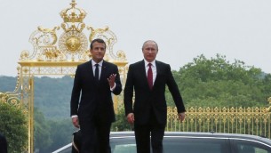 Le président français Emmanuel Macron, à gauche, et son homologue russe Vladimir Poutine au château de Versailles, le 29 mai 2017. (Crédit : François Mori/Pool/AFP)