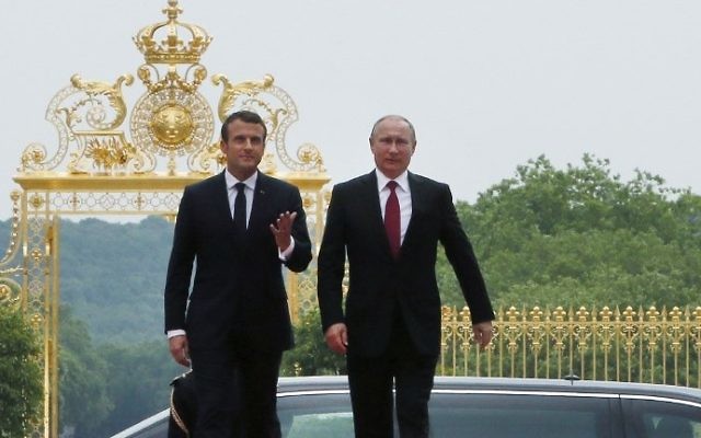 Le président français Emmanuel Macron et son homologue russe Vladimir Poutine au château de Versailles, le 29 mai 2017. (Crédit : François Mori/Pool/AFP)