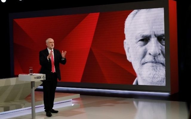 Le chef du parti travailliste britannique Jeremy Corbyn répond aux questions du public durant l'émission 'May v Corbyn Live: The Battle for Number 10,' diffusée par Sky News et Channel 4 aux Sky Studios de Londres, le 29 mai 2017. (Crédit : Stefan Rousseau/ Pool/AFP)