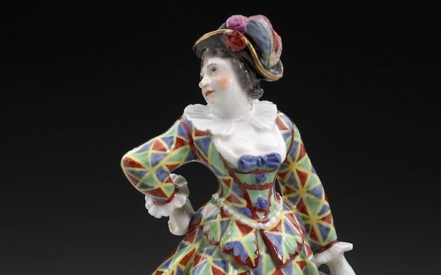 Une figurine d'harlequin en porcelaine fabriquée par Höchst, Fürstenburg et Fulda (Crédit : Musée des beaux-arts de courtoisie, Boston via JTA)
