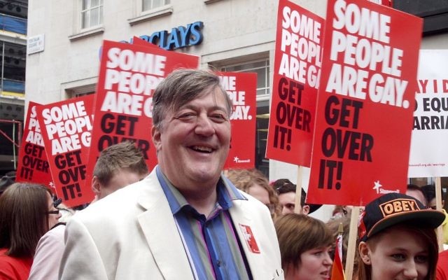 Stephen Fry à la Marche des Fiertés de Londres en 2012 (Crédit : WorldPride / Wikipedia)