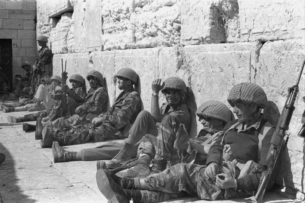 Un groupe de parachutistes le long du mur Occidental dans la Vieille Ville de Jérusalem le 7 juin 1967. (Crédit :Archives de l'armée israélienne du Ministère des Défense / Magazine Bamahane)