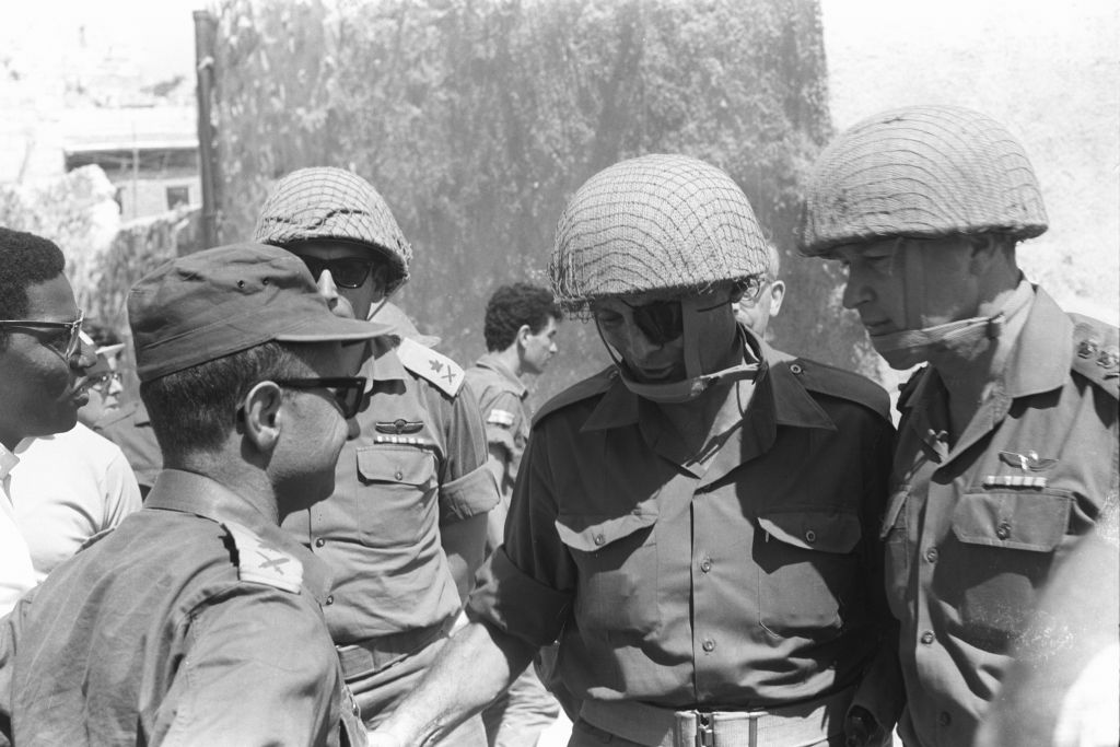 De gauche à droite, le général Uzi Narkis, le général Rehavam Zeevi, le ministre de la Défense de l'époque, Moshe Dayan, et le chef d'état-major de l'armée de l'époque, Yitzhak Rabin, au mur Occidental dans la Vieille Ville de Jérusalem le 7 juin 1967. (Crédit : Archives de l'armée israélienne / magazine Bamahane / Ministère de la Défense)