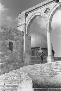 Un parachutiste montant les marches jusqu'au mont du Temple dans la Vieille Ville de Jérusalem le 8 juin 1967 (Crédit : Archives du Bamahane Magazine / Archive de l'armée israélienne du Ministère de la Défense)