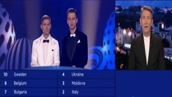 Ofer Nahshon, à droite, de la Première chaîne israélienne, pendant le concours de l'Eurovision 2017, le 14 mai 2017. (Crédit : capture d'écran Première chaîne)
