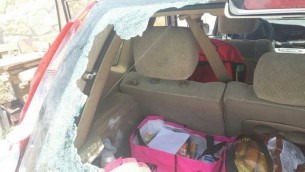 Une voiture israélienne attaquée par des lanceurs de pierres palestiniens près d'Hawara, en Cisjordanie, le 18 mai 2017. (Crédit : Regavim)