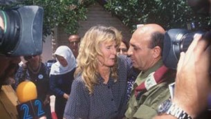 L'une des organisatrices de la manifestation des "Quatre mères" Orna Shimoni", enlace Shaul Mofaz, alors chef  de l'armée, alors qu'il annonce le retrait des troupes du Sud Liban en mai 2000. (Crédit : ministère de la Défense) 