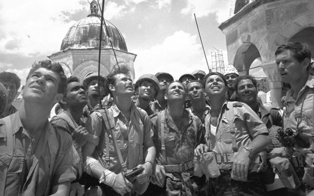 Un groupe de parachutistes s'émerveille au mont du Temple le 7 juin 1967 pendant la Guerre des Six Jours (Crédit : Micha Bar-Am / Ministère de la Défense / Archive de l'armée israélienne)