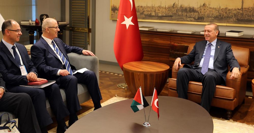 La délégation palestinienne, à gauche, dont Rami Hamdallah, Premier ministre de l'Autorité palestinienne, avec le président turc Recep Tayyip Erdogan à Istanbul, le 8 mai 2017. (Crédit : Wafa)