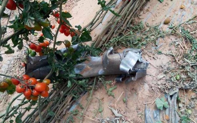 Restes d'une roquette tirée depuis la péninsule du Sinaï qui a frappé une serre à Yuval, dans la région d'Eshkol, le 10 avril 2017. (Crédit : police israélienne)