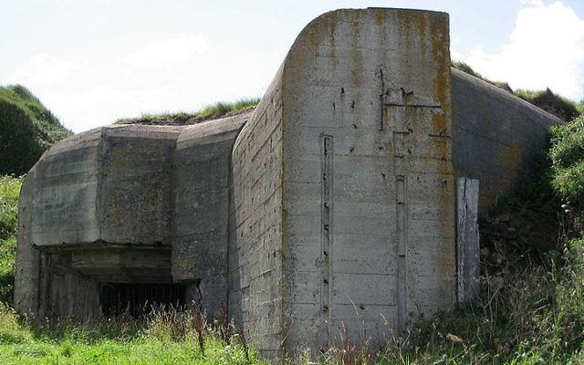 Un bunker allemand sur l'île d'Alderney, dans la Manche. Illustration. (Crédit : Andree Stephan/CC/WikiCommons)
