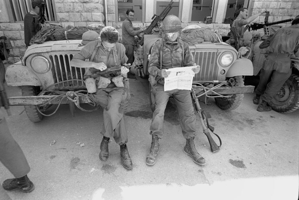 Les parachutistes se rendent en jeep près du quartier de A-Tur à Jérusalem-Est, avec la Vieille Ville de Jérusalem derrière eux, le 5 juin 1967. (Amos Zucker / Bamahane Magazine / Archive de l'armée israélienne du ministère de la Défense) 