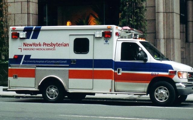 Illustration : une ambulance de l'hôpital New York Presbyterian. (Crédit : Eyone/Wikimedia Commons via JTA)