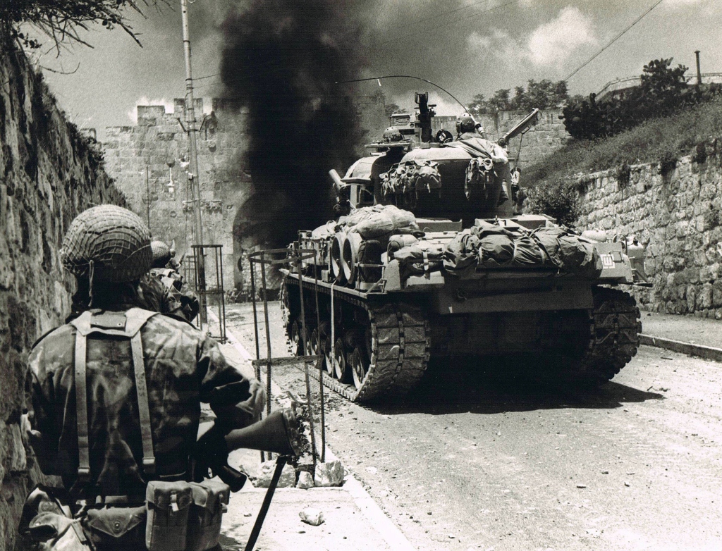 Les soldats font irruption par la porte des Lions, le 7 juin 1967 (Crédit: Copyright: Yossi Shemy/ tous droits réservés)