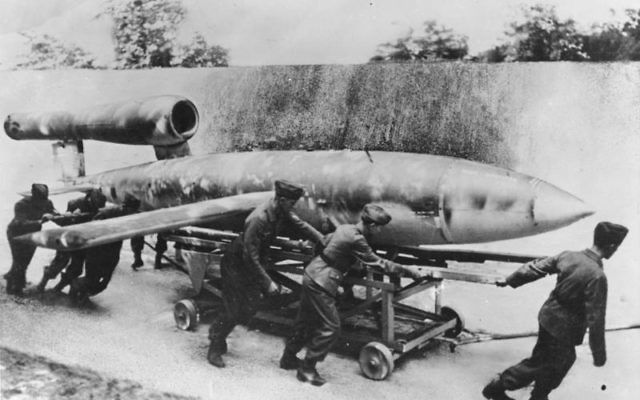 Des soldats allemands se préparent à tirer une fusée V1 en 1944. Illustration. (Crédit : PK-Lysiak/Transocean-Europapress German Federal Archive via WikiCommons)