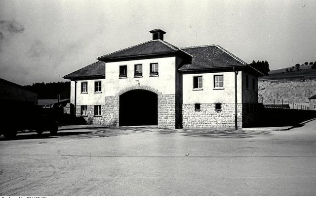 Le "Jourhaus", l'entrée principale du camp Gusen I, aux environs de 1941. (Crédit : Bundesarchiv, Bild 192-171/ CC-BY-SA 3.0/WikiCommons)